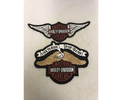 Two modern painted cast metal signs "Harley Davidson", 13.5 cm high and 24.5 cm high