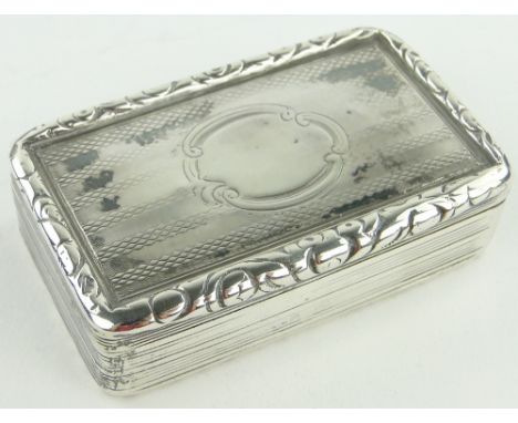 A George IV silver snuff box,
makers marks T S, Birmingham 1828, 6.5cm across.