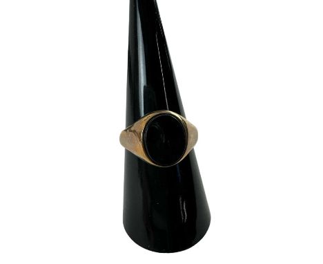 A 9ct yellow gold black stone set signet ring, size N/O, approx 3.3g.