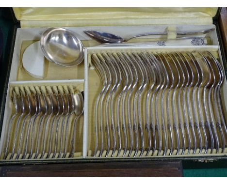 An Edwardian silver plated spoon and fork set for 12-people in fitted case.