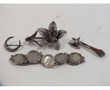 A BAG OF VINTAGE SILVER ITEMS TO INCLUDE BROOCHES