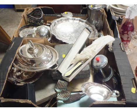 TWO TRAYS OF SILVER PLATED METALWARE TO INCLUDE A LARGE LADLE, BOTTLE HOLDER, FLATWARE ETC. 