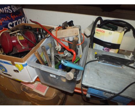 A QUANTITY OF TOOLS AND PARTS TO INCLUDE A WALLPAPER STRIPPER, BENCH GRINDER, TILE CUTTER ETC