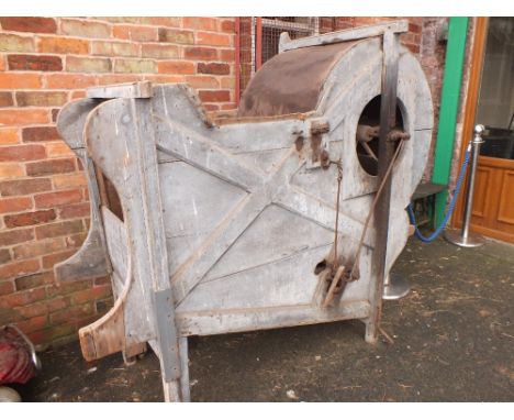 A VINTAGE AGRICULTURAL WINNOWER H 165 CM L 180 CM