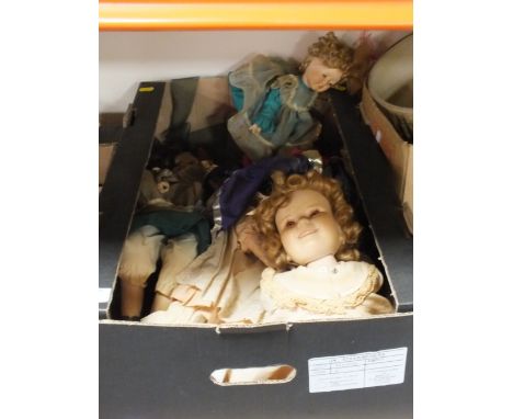 A TRAY OF VINTAGE TOY DOLLS ETC. 