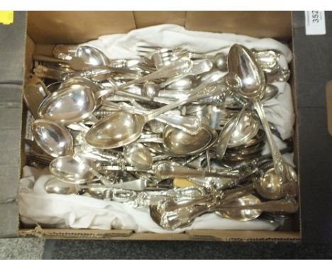 A TRAY OF VINTAGE SILVER PLATED FLATWARE TO INCLUDE KINGS PATTERN CUTLERY