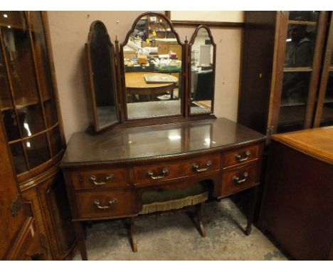 A REPRODUCTION MAHOGANY KNEEHOLE DRESSING TABLE WITH TRIPLE MIRROR W 119 CM