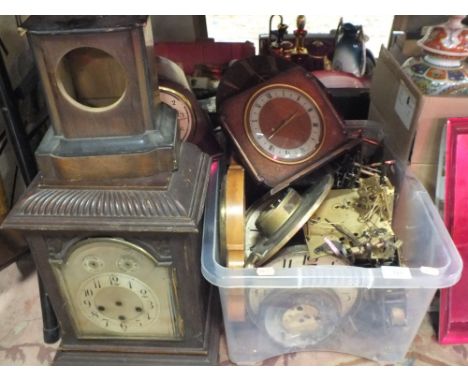 A LARGE QUANTITY OF VINTAGE CLOCK PARTS TO INCLUDE MOUNTS, MOVEMENTS ETC. 