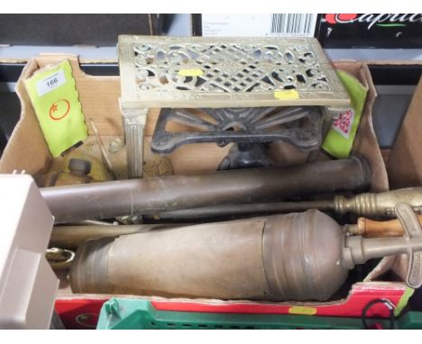 A SMALL TRAY OF METALWARE TO INCLUDE TRIVET STANDS, VINTAGE FIRE EXTINGUISHER ETC. 