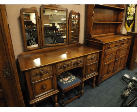 A QUALITY REPRODUCTION CARVED OAK DRESSING TABLE WITH TRIPLE MIRROR AND A STOOL W 122 CM