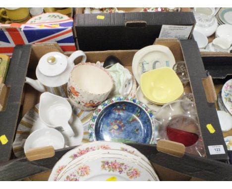 A TRAY OF ASSORTED CERAMICS ETC. TO INCLUDE MIDWINTER, GRIMWADES ETC. 