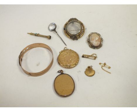 A BAG OF ANTIQUE AND VINTAGE YELLOW METAL JEWELLERY ETC