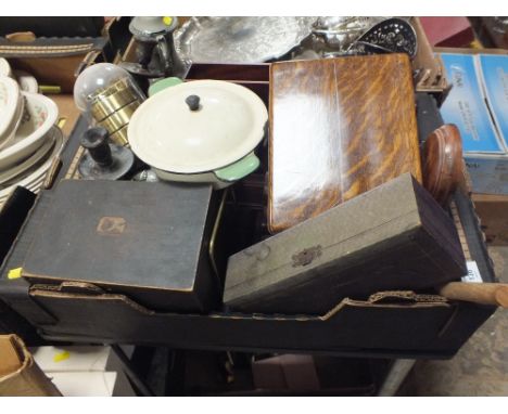 A TRAY OF VINTAGE COLLECTABLES TO INCLUDE TREEN CANDLESTICKS, VINTAGE IRON ETC. 