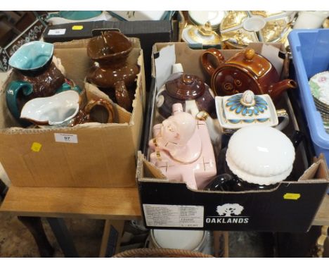 A SMALL TRAY OF NOVELTY CERAMIC TEA POTS TO INCLUDE A SADLER EXAMPLE TOGETHER WITH THREE TOBY JUGS 