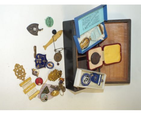 A COLLECTION OF MASONIC MEDALS, BADGES ETC TO INCLUDE A HALLMARK SILVER AND ENAMEL EXAMPLE