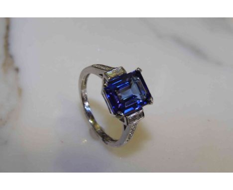 18 carat gold, emerald-cut tanzanite and diamond ring, tanzanite weight approximately 2.9 carats, ring size L