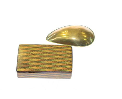 Brass snuff box and a lacquer snuff box (2)
