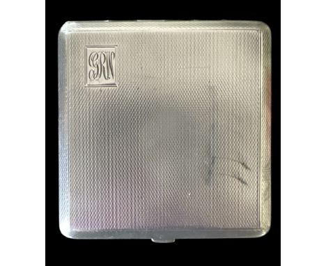 A silver mirror compact with engine turned pattern by John Henry Wynn. Hallmarks for Birmingham 1946. Length approx 11.5cm. W
