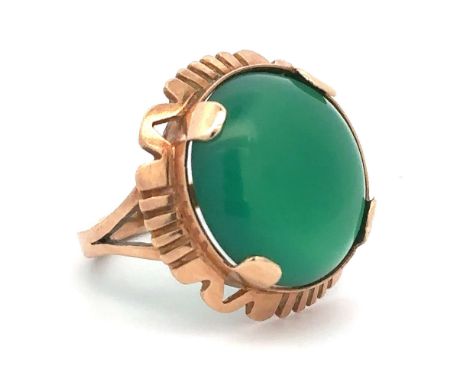 A large green chalcedony dress ring with Polish hallmark for approx 14ct gold, (583). Size N/O. Weight 8.21g. Ring in overall