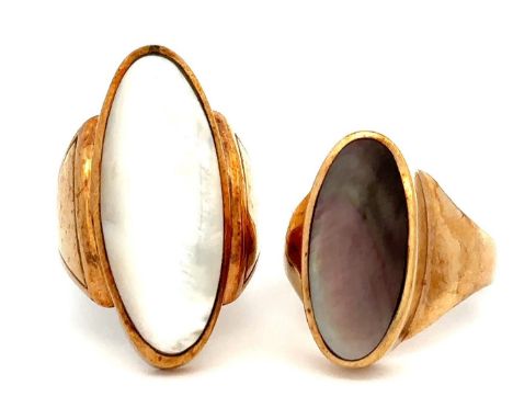 Two 9ct gold rings set with shell / mother of pearl, both size Q. Larger ring 31mm in length, smaller ring 22mm in length. To