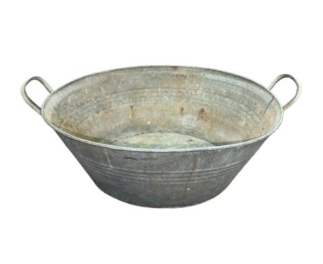 Oval galvanised tin bath with handles, approx. size Diameter: 63cm/25 inches, generally good plus to good, would benefit from