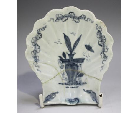 A Limehouse porcelain pickle dish, circa 1746-48, of scallop shell form, painted in underglaze blue with a Chinese vase befor