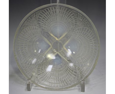 An Art Deco Lalique opalescent glass Coquilles pattern bowl, pre-1945, No. 3204, engraved marks to base, diameter 13.3cm.Buye