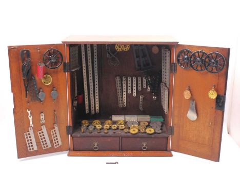 An original Meccano circa 1916 No. 2 storage cabinet, beautifully finished in oak, height 18", width 17", depth 8.5". Fitted 