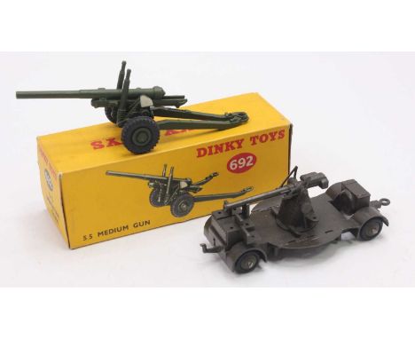 Dinky Toys 692 5.5 Medium Gun, housed in the original box, together with a No.161B AA Gun on Trailer (Loose)