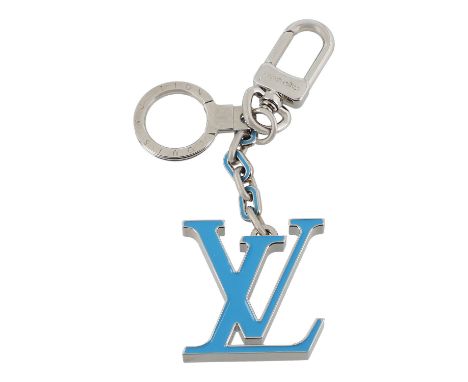 LOUIS VUITTON Taschenanhänger. Silberfarbene Hardware mit großemn LV-Logo Charm mit hellblauem Lack. Guter Erhalt.| LOUIS VUI