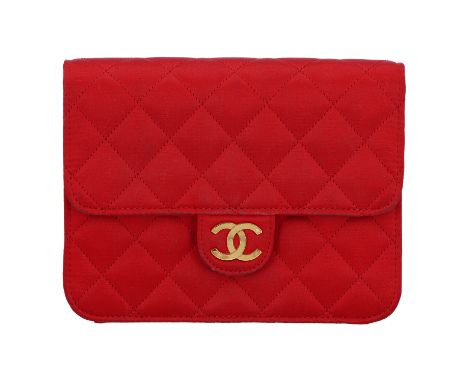 CHANEL VINTAGE Umhängetasche. Koll. 1986 - 1988. Tasche aus Textil in Dunkelrot mit vergoldeter Hardware. Hauptfach mit Übers