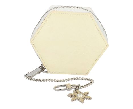 LOUIS VUITTON Münzetui "FLOCON SNOWFLAKE". Koll. 2009. Vernis Leder Serie in Creme mit Schneeflocken-Prägung mit Logodetails.