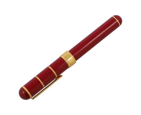 SAINT LAURENT VINTAGE Füller. Rotes Modell mit goldfarbenem Dekor. Etui anbei. Gebrauchsspuren vorhanden.| SAINT LAURENT VINT