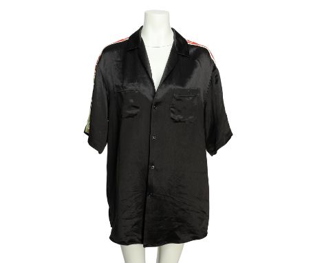 GUCCI Hemd, Gr. 48. Schwarzes Satin mit Logoband am Ärmel und der Schulter, Brusttasche, Knopfverschluss und Umlegekragen. Tr