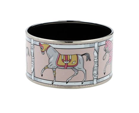 HERMÈS Armreif. Breiter Armreif aus Email mit Pferdemotiven auf rosafarbenem Grund und silberfarbener Umrandung. Breite 38mm,
