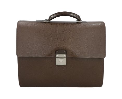 LOUIS VUITTON Aktentasche "ROBUSTO". Koll. 2004. Taiga Leder in Dunkelbraun mit silberfarbener Hardware. Klassisches Modell m
