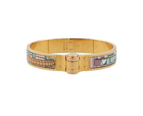 HERMÈS Armreif "CHARNIERE". Goldfarbener Armreif mit Einsatz aus Email in Pastelfarben mit dekorativer Musterung. Starke Trag