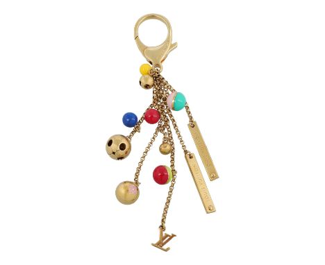 LOUIS VUITTON Taschenanhänger. Goldfarbene Hardware mit Karabiner und feinen Gliederketten mit dekorativen Charms in diversen