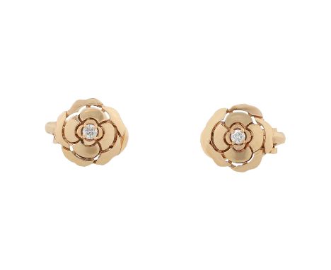 CHANEL Ohrringe "EXTRAIT DE CAMÉLIA", Koll.: 2022, akt. NP.: 6.050,-€. Kamelienblüte aus 18 K RG mit mittigem Diamanten und S
