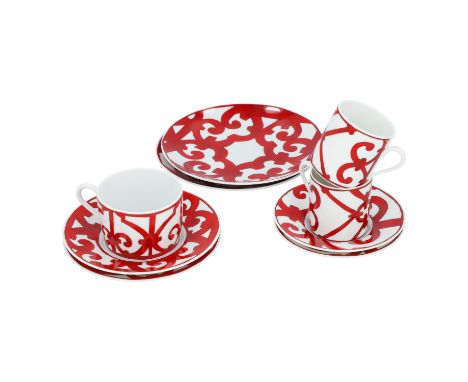 HERMÈS Porzellan Service "BALCON DU GUADALQUIVIR". Set bestehend aus 9 Teilen. 2x Mokkatasse mit Unterteller, 1x Kaffeetasse 