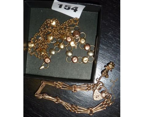 9ct gold jewellery including gate bracelet with padlock clasp and a cat pendant with nodding head. Other pieces A/F or scrap,