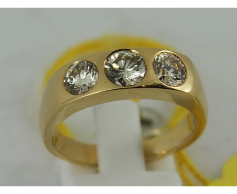 Yellow gold three stone gents diamond ring 2.4cts approx. Size: T 