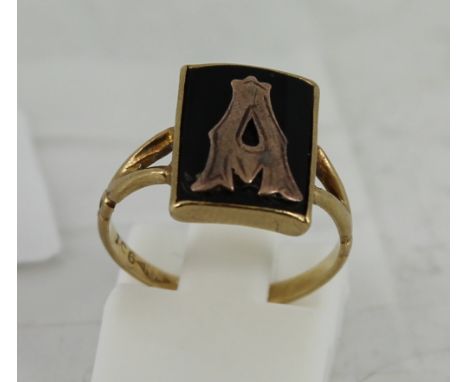 9ct gold ring size J. Onyx 'A' 9ct gold letter. Total weight 3g  