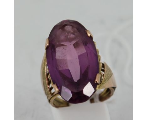  Ladies 14ct gold ring with large pink stone. Size: P weight: 11.6g 