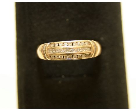 14ct gold 3 row diamond ring with 28 diamonds 0.01ct each 4.06g size:T 