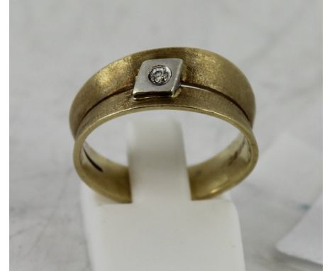9ct gold and diamond ring 3g size: O 
