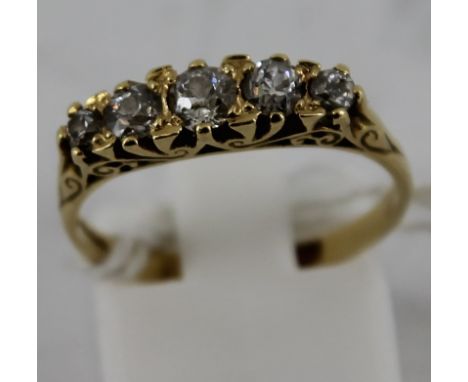 18ct gold ring with 5 diamonds - middle diamond is approx 0.25. Size:O. Old cut diamonds.  