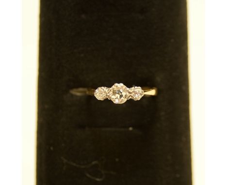 18ct gold 3 stone diamond engagement ring. Centre stone approx 0.33ct 2.32g size:K 