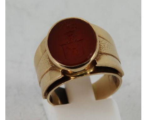 14ct gold ring with a carnelian stone. size: M total weight 10g  