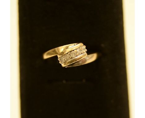 9ct gold `loop` style ring with 5 diamonds approx 0.05ct each 3.37g size:N 